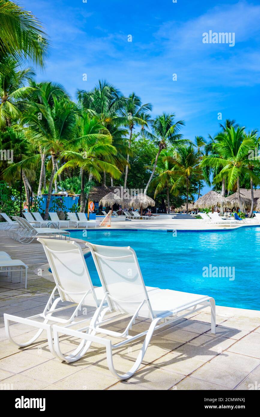 Chaiselongue am Pool Stockfoto