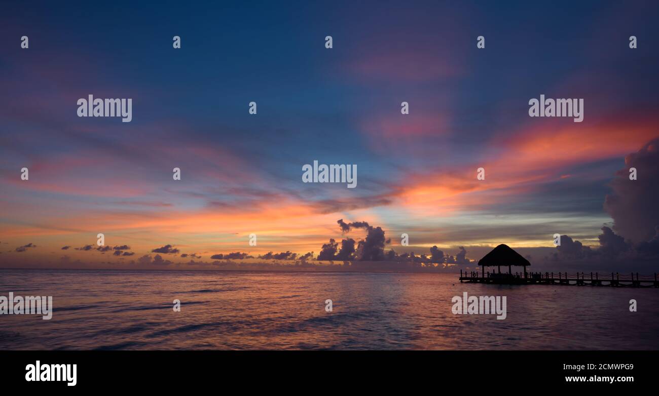 Sun Sea tropischen Sonnenuntergang Blick auf den Pier in der Karibik Stockfoto