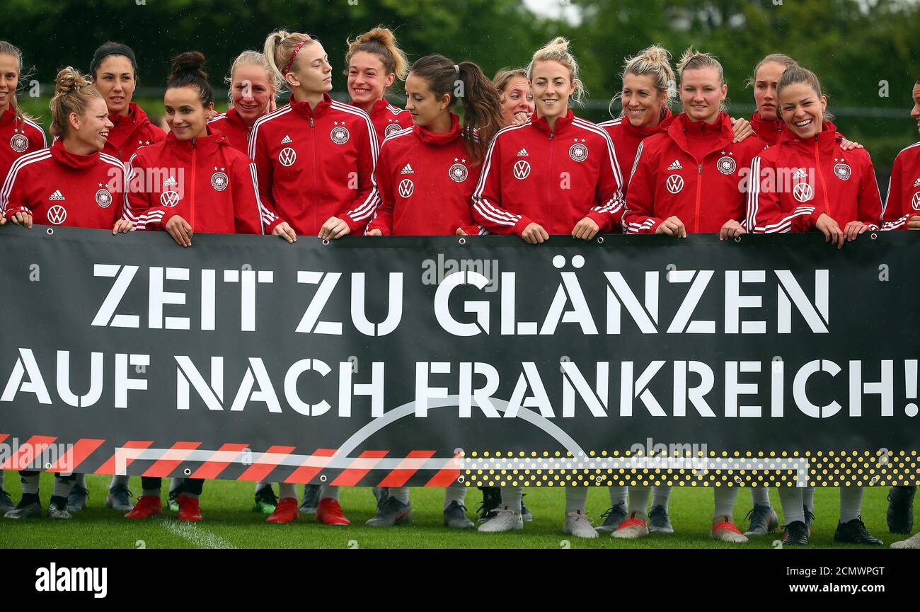 Fußball - Women's International Friendly - Deutschland Training - ASV  Grassau Training Ground, Grassau, Deutschland - 28. Mai 2019 Deutschland  Spieler halten ein Banner "Zeit zu glänzen, lasst uns nach Frankreich gehen"