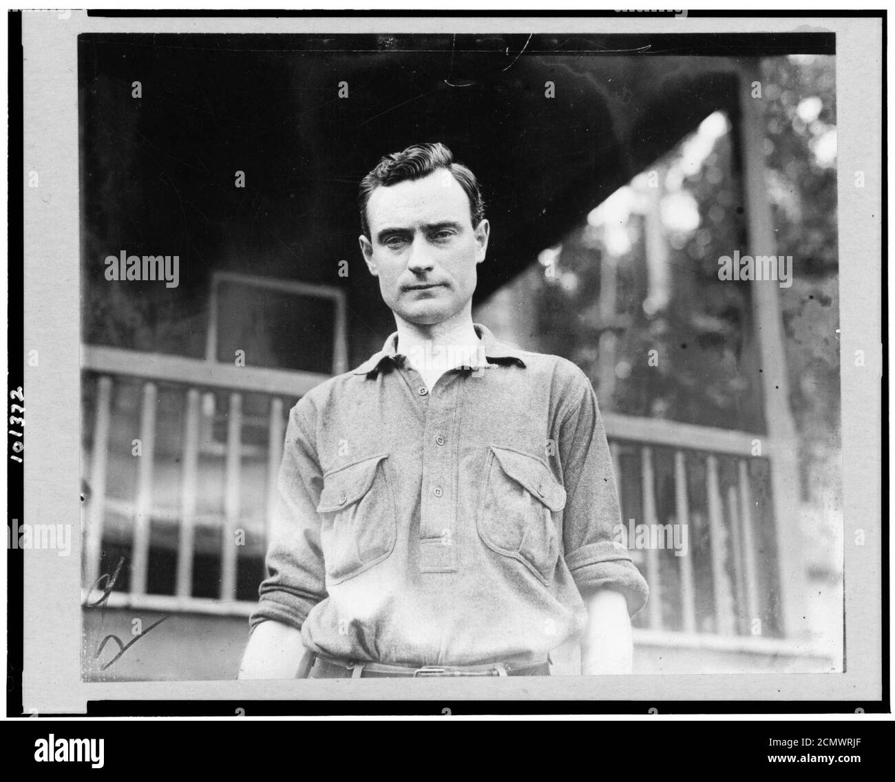 John Purroy Mitchel, am See Paradox, Brustbild, vor der Veranda stehend, nach vorne Stockfoto