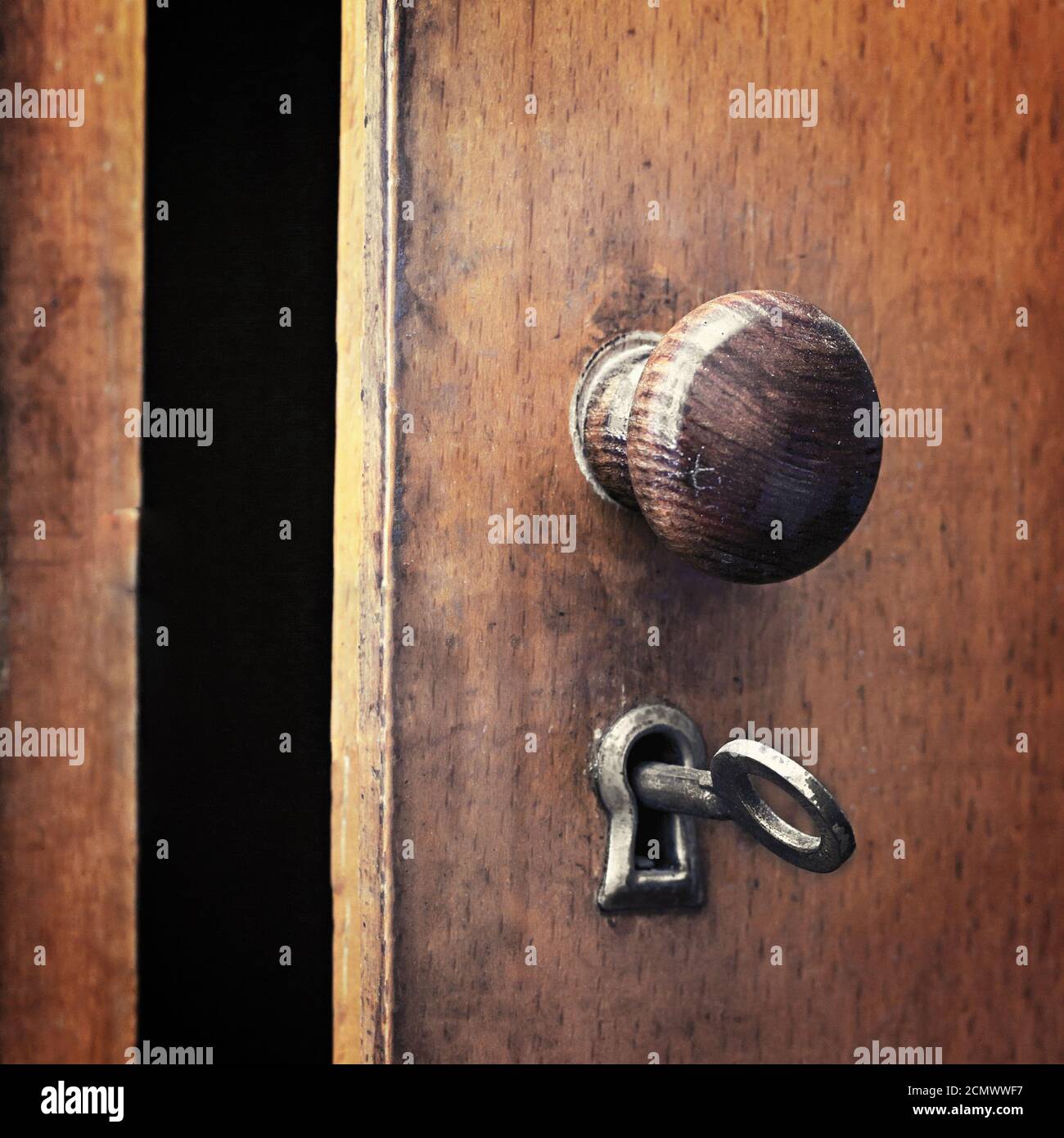 Großer dekorativer rostiger Türschloss Schlüssel mit Nummer Alter