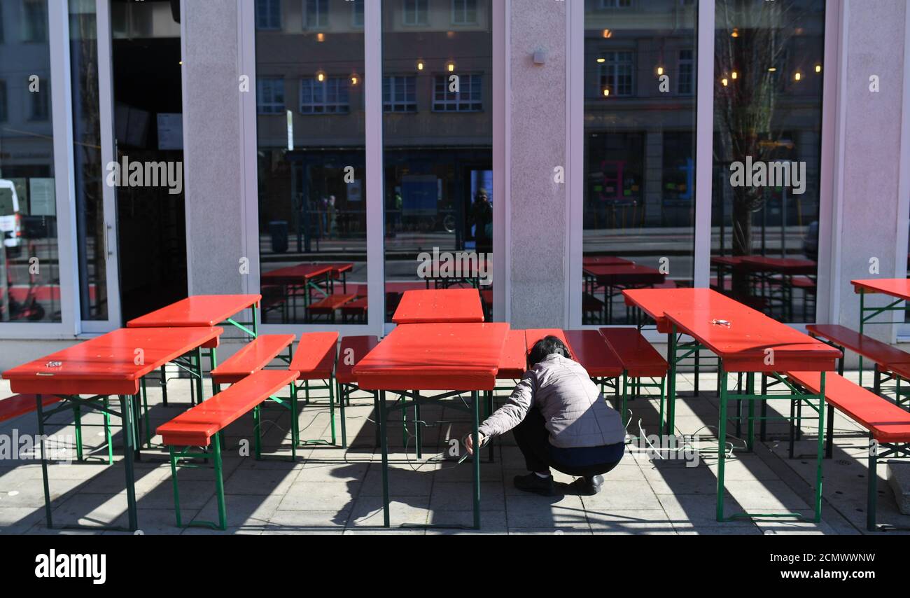 Leere Stühle und Tische sind vor einem Restaurant während der Ausbreitung der Coronavirus-Krankheit (COVID-19) in München am 18. März 2020 zu sehen. REUTERS/Andreas Gebert Stockfoto