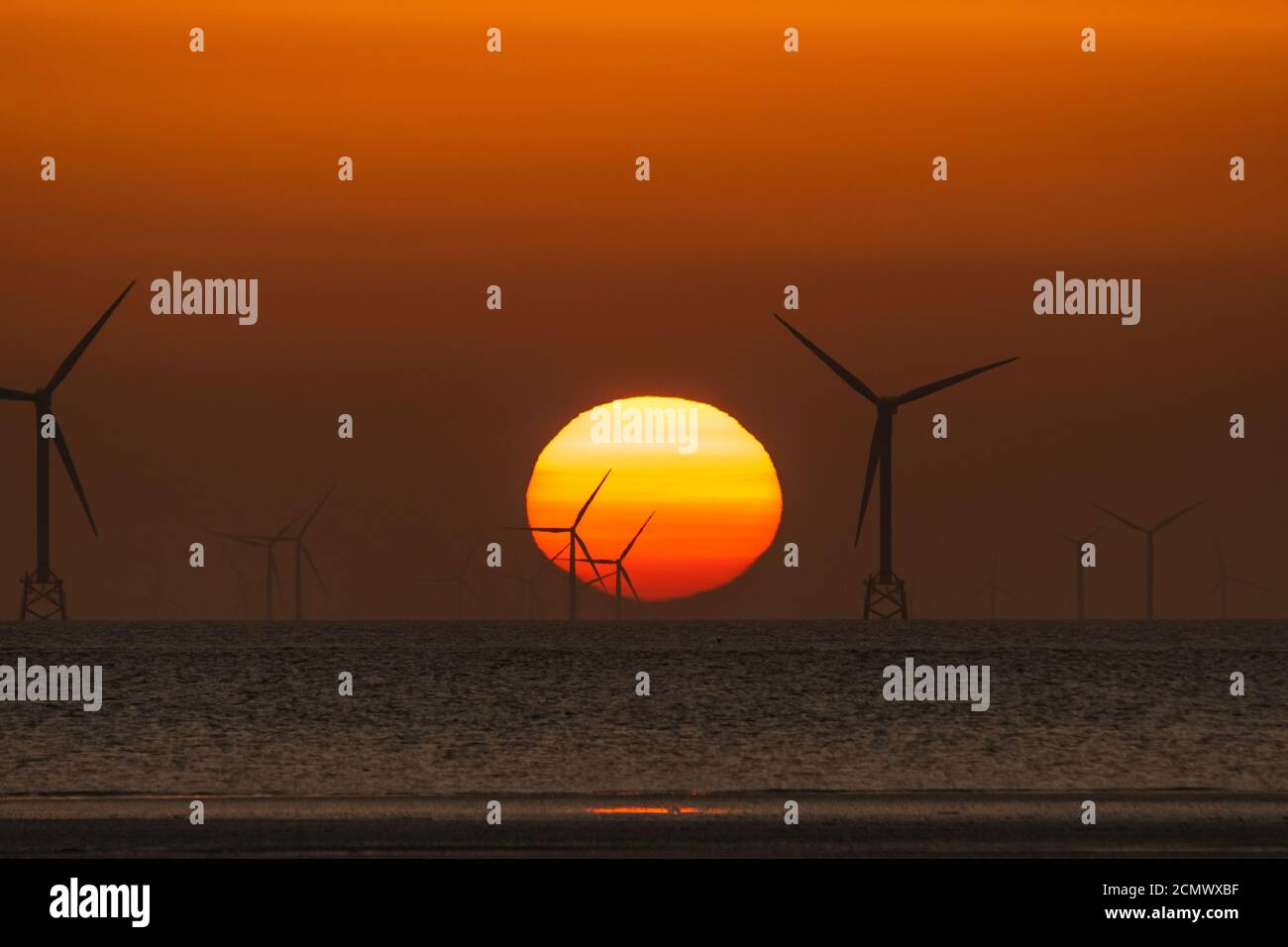 Walney Island, Cumbria, Großbritannien. September 2020. Wetter in Großbritannien. Nach einem warmen Tag mit Sonnenschein und blauem Himmel, Sonnenuntergang von Walney Island an der Cumbrian Küste. Blick über die Irische See auf die weit entfernte Walney Offshore Windfarm. Kredit: Greenburn/Alamy Live Nachrichten Stockfoto