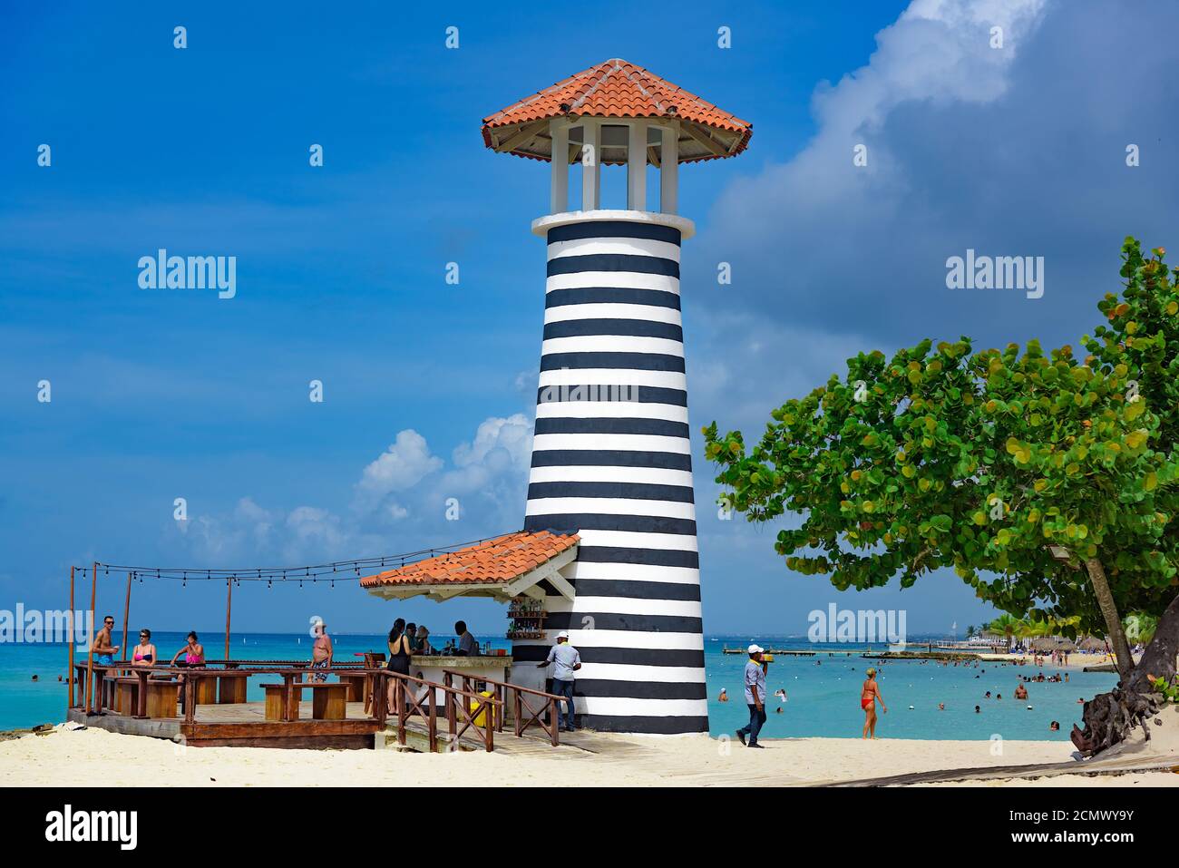 Gestreifter Leuchtturm auf der karibik Stockfoto