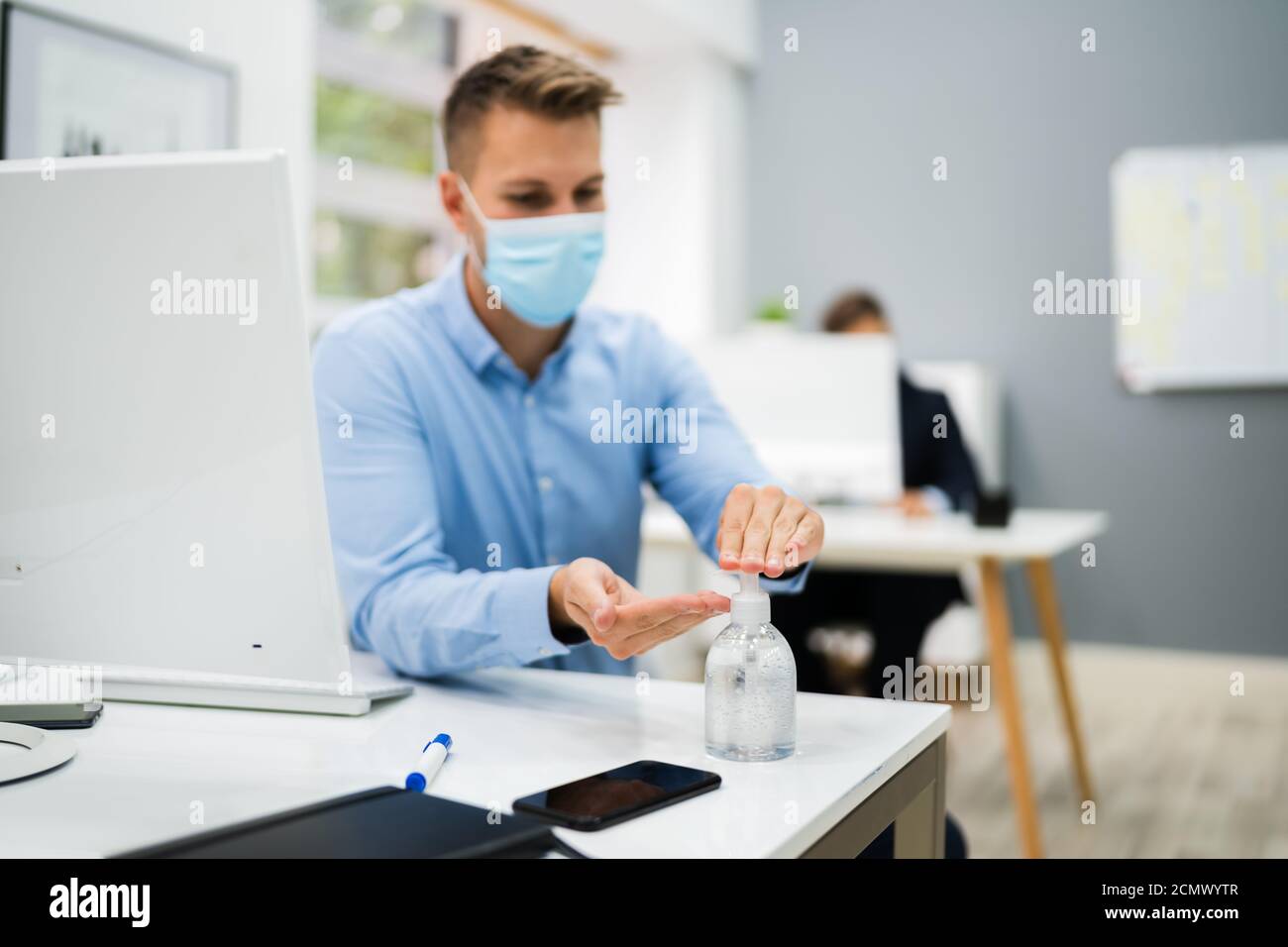 Mann, Der Alkohol-Rub-Gel Oder Handwaschmittel Verwendet Stockfoto