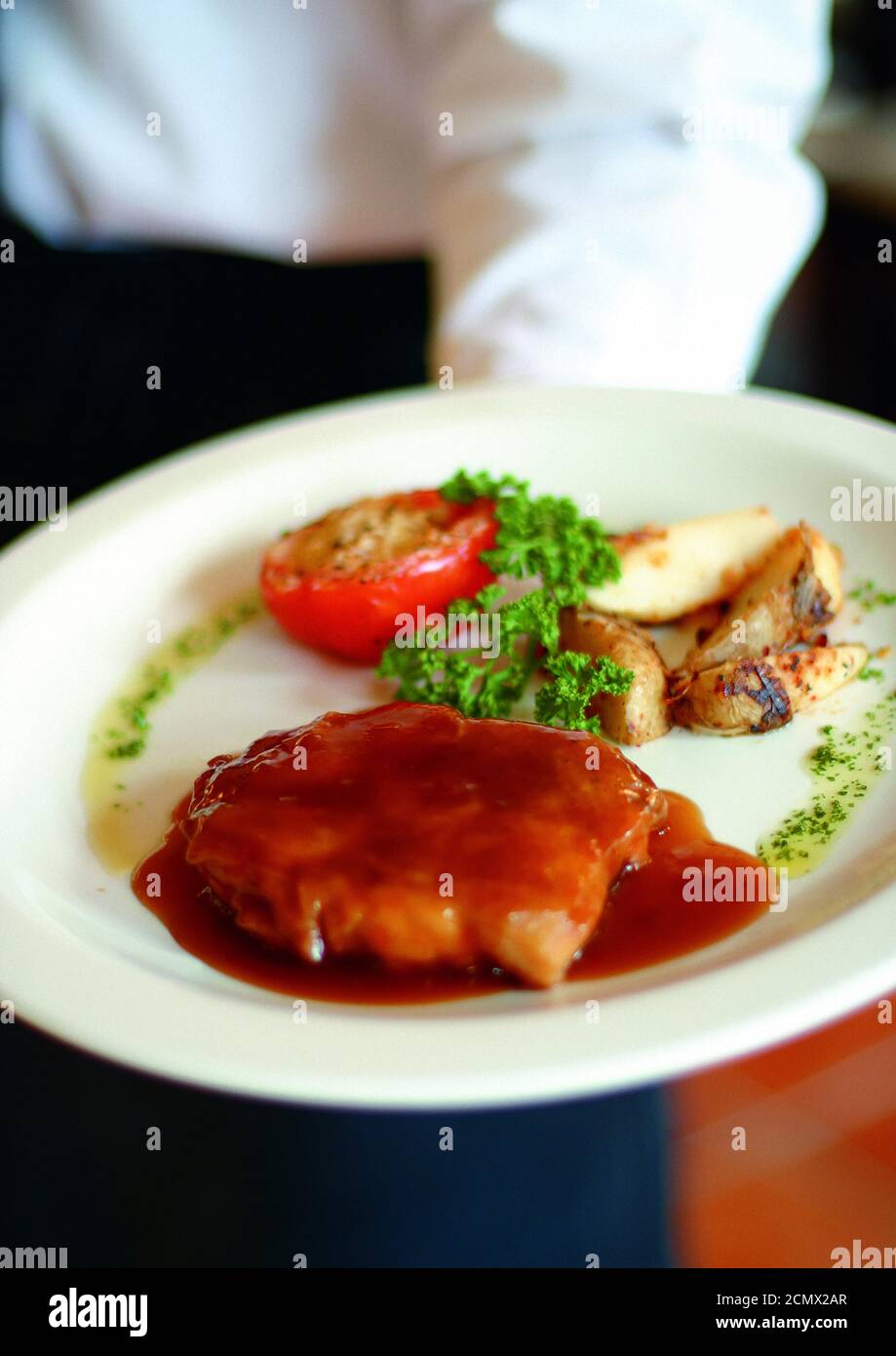Koch hält ein nicht-Gemüse mit Salat zu Hotels Restaurant Kunden und Hotels, Restaurant Menü drucken Hintergrund-Broschüre- Digitaldruck dienen Stockfoto