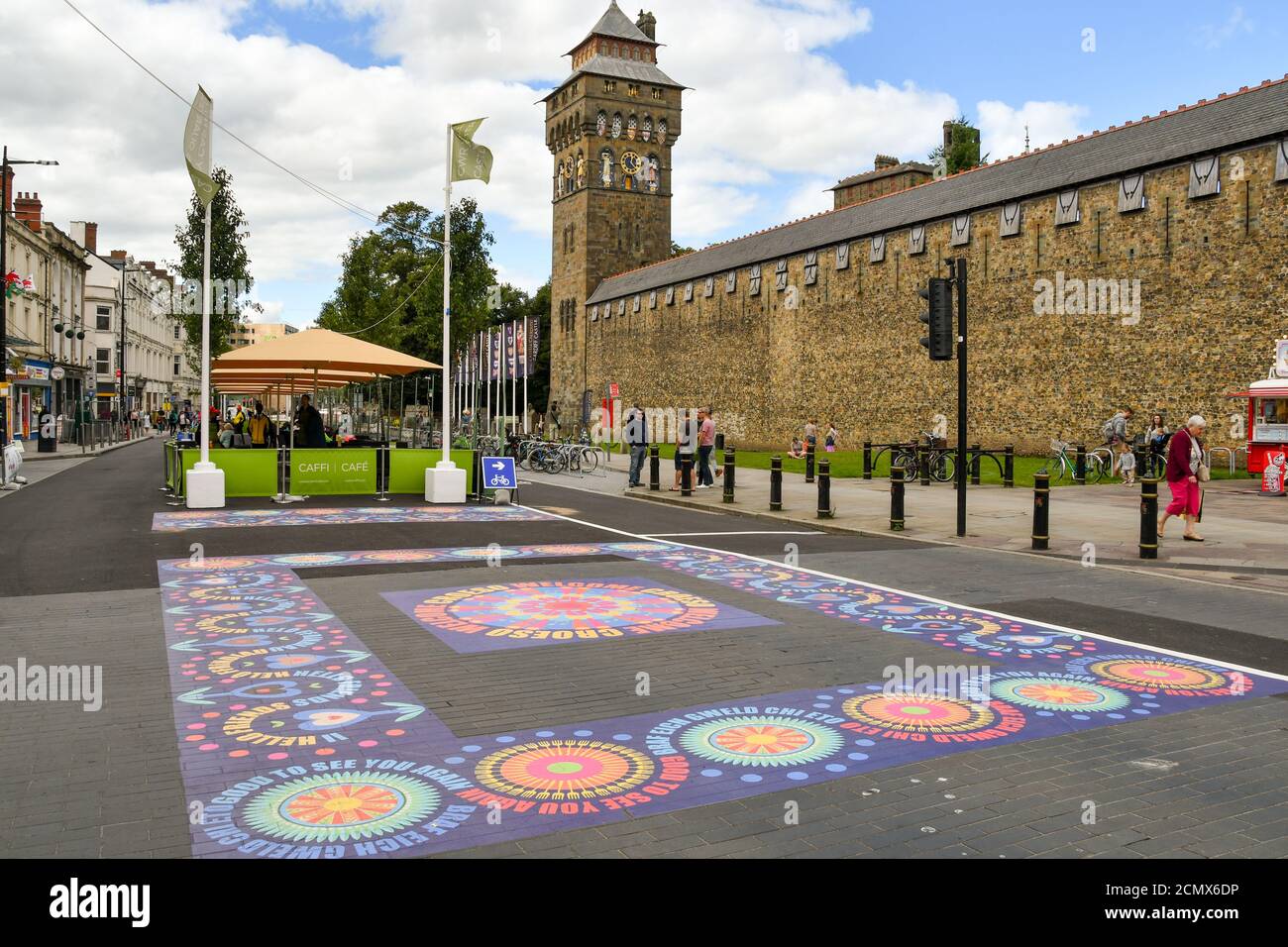 Cardiff, Wales - August 2020: Muster auf der Straße vor Cardiff Castle, die den Essbereich im Freien markiert. Der Verkehr ist von der Straße verboten Stockfoto