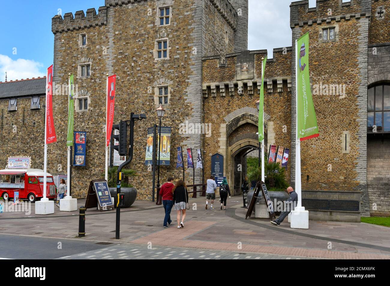 Cardiff, Wales - August 2020: Menschen, die das Gelände von Cardiff Castle betreten. Stockfoto