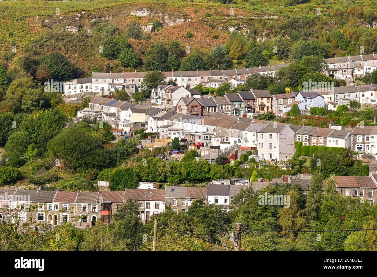 Ferndale, Rhondda Valley, Wales - September 2020: Traditionelle Terrassenhäuser an der Seite des Rhondda-Tals in Wales. Die Anlage unterliegt einer l Stockfoto