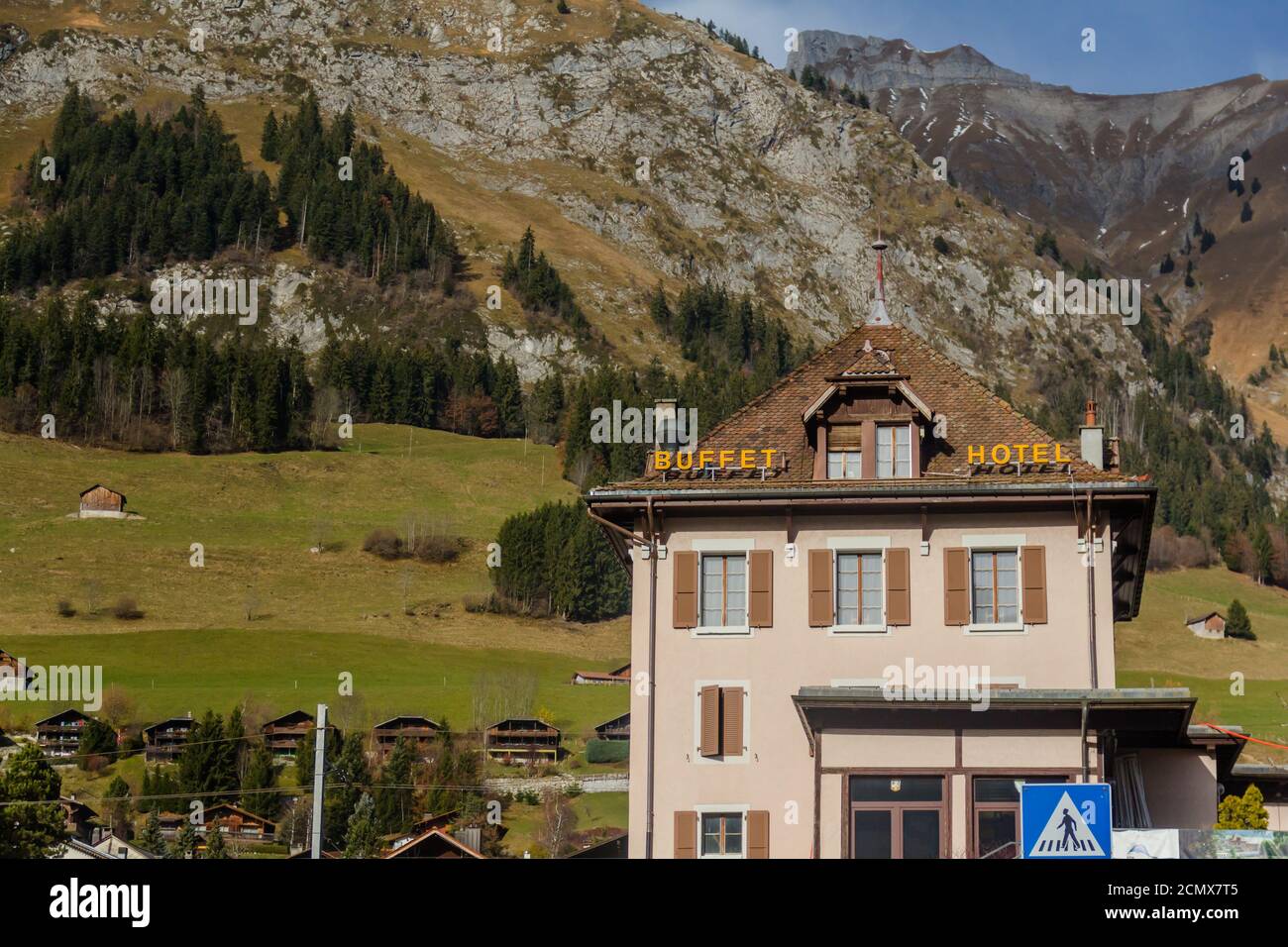 Hotel am Fuße eines Berges in der Schweiz Alpen Stockfoto