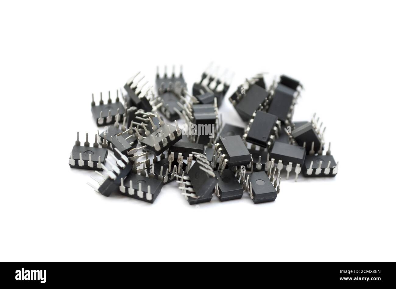 Gruppe von elektronischen Mikrochips auf weißem Hintergrund isoliert. Elektronische Bauteile Nahaufnahme, selektiver Fokus Stockfoto