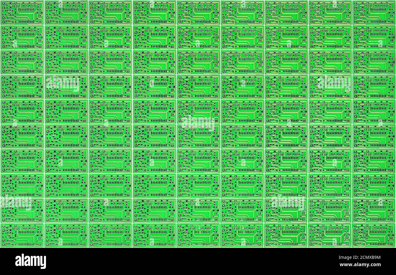 Multipliziert kleine Leiterplatten auf einem soliden grünen Blatt PCB als Hintergrund, Konzept für die Entwicklung von elektronischen Schaltungen. Stockfoto
