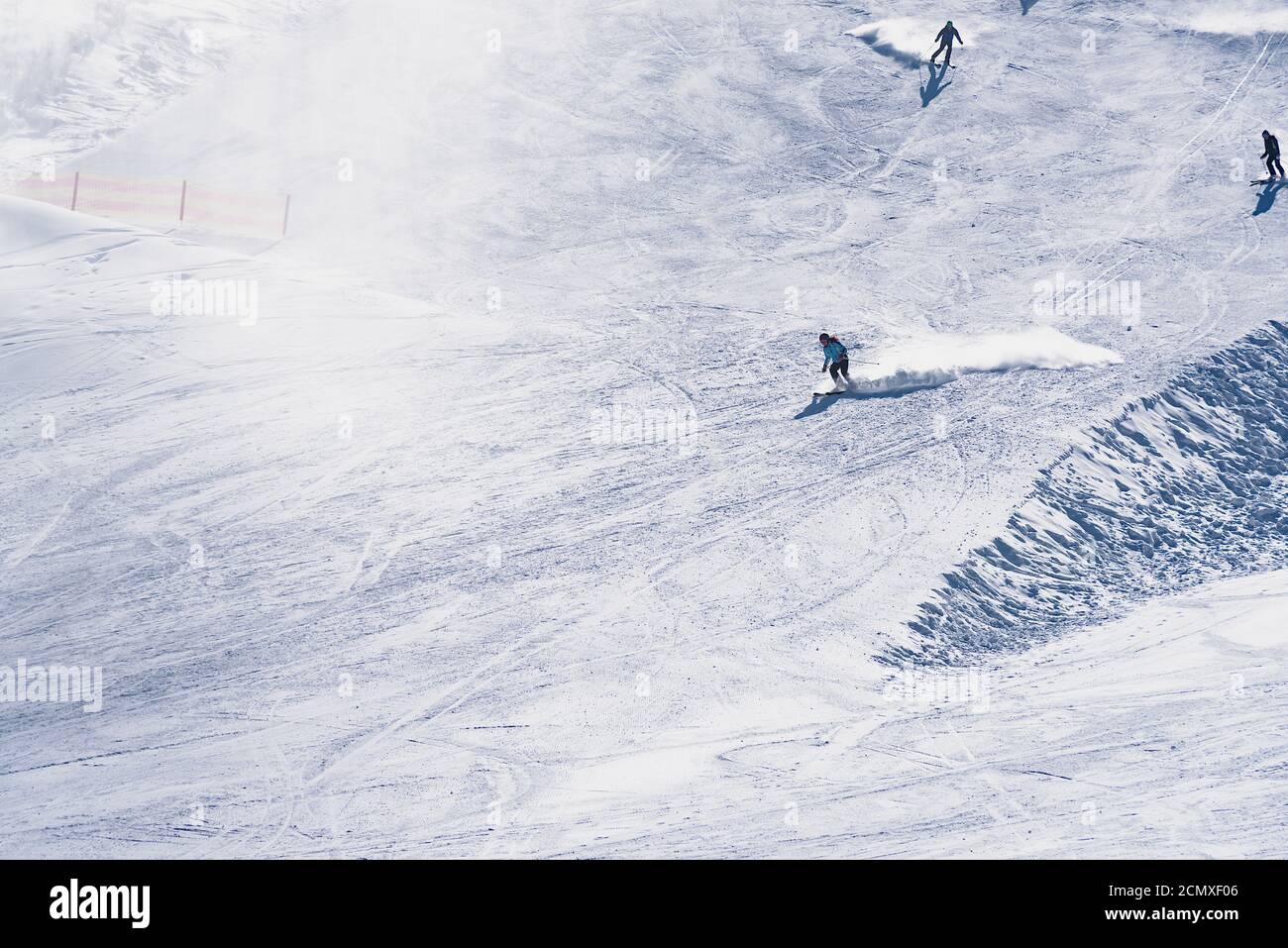 Skifahrer, die den Berg hinunterfahren Stockfoto