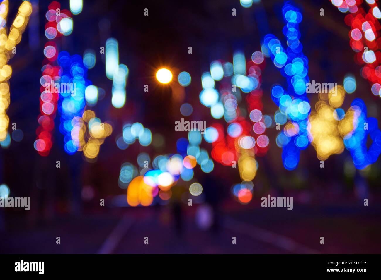 Verschwommene Strassenlichter Und Festliche Girlanden Auf Der Strasse Nacht Stockfotografie Alamy