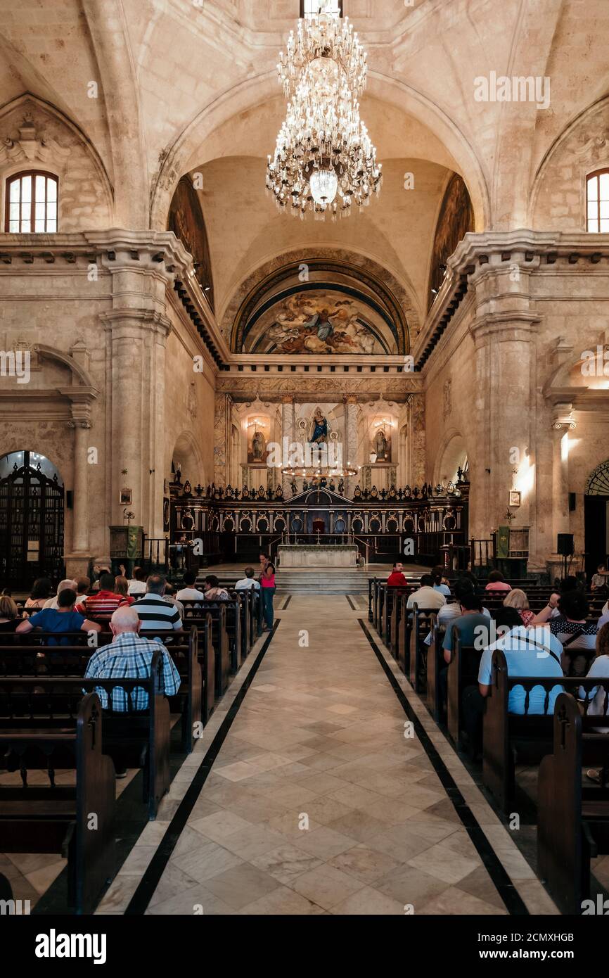 Kirchenbesucher besuchen die Messe in der Kathedrale von Havanna in Kuba Stockfoto