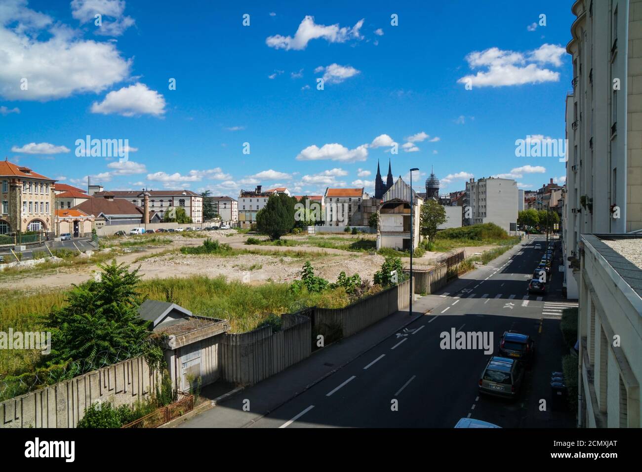 Clermont Ferrand - 08/24/2020 : 29 Avenue franklin roosevelt - Blick auf die Straße mit neuen Gebäuden Blatin Immobilien Stockfoto