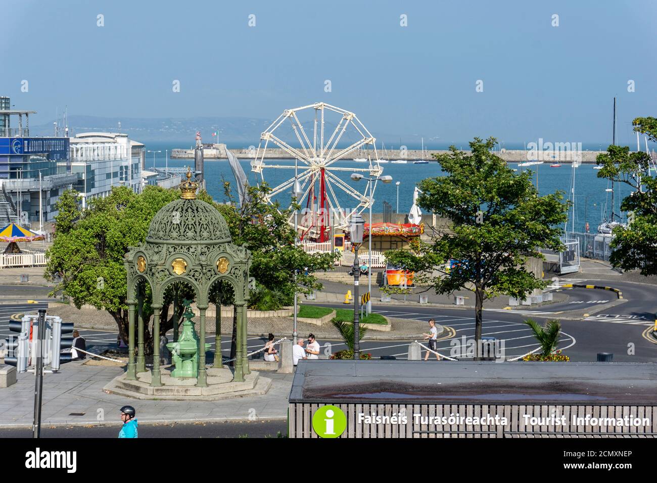 Eine Straßenszene in Dun Laoghaire, Dublin, Irland mit einem Messegelände und Dublin Bay im Hintergrund. Stockfoto