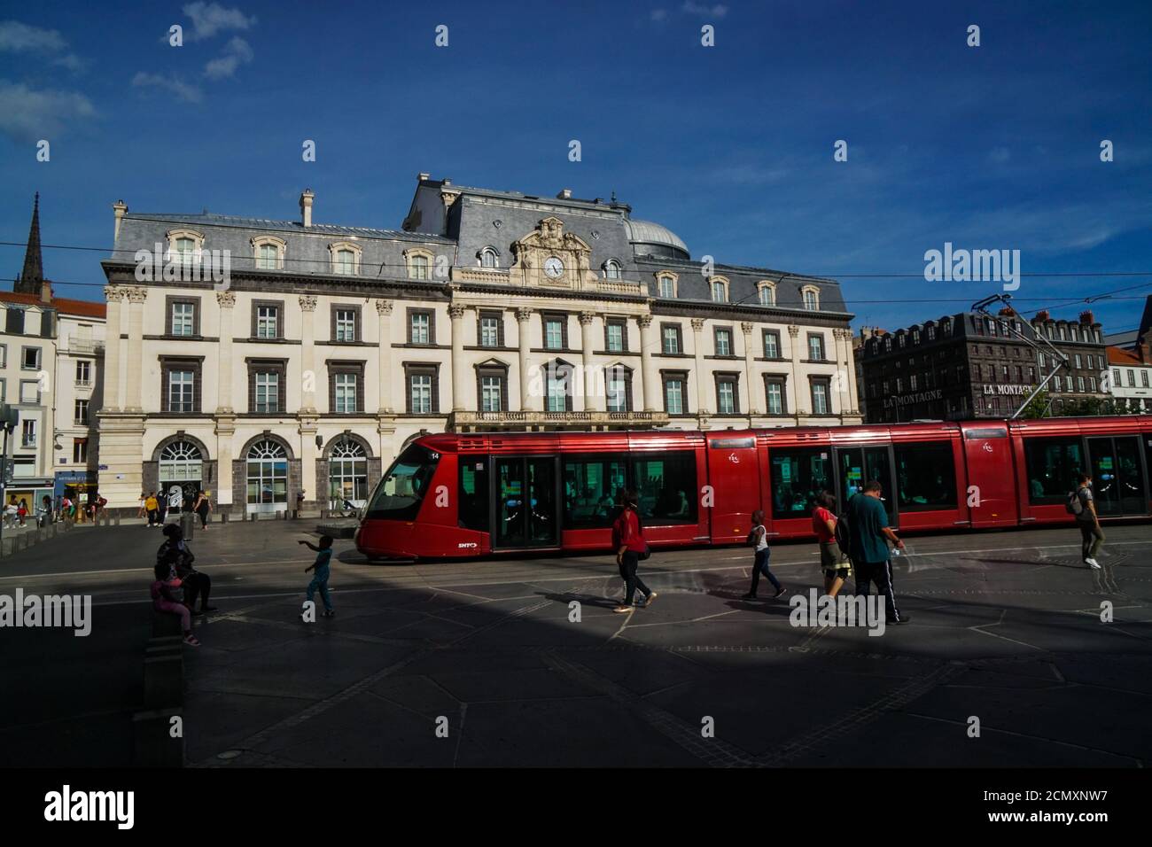 Clermont Ferrand - 08/24/2020 : Rote moderne Straßenbahn in Place de Jaude Stockfoto