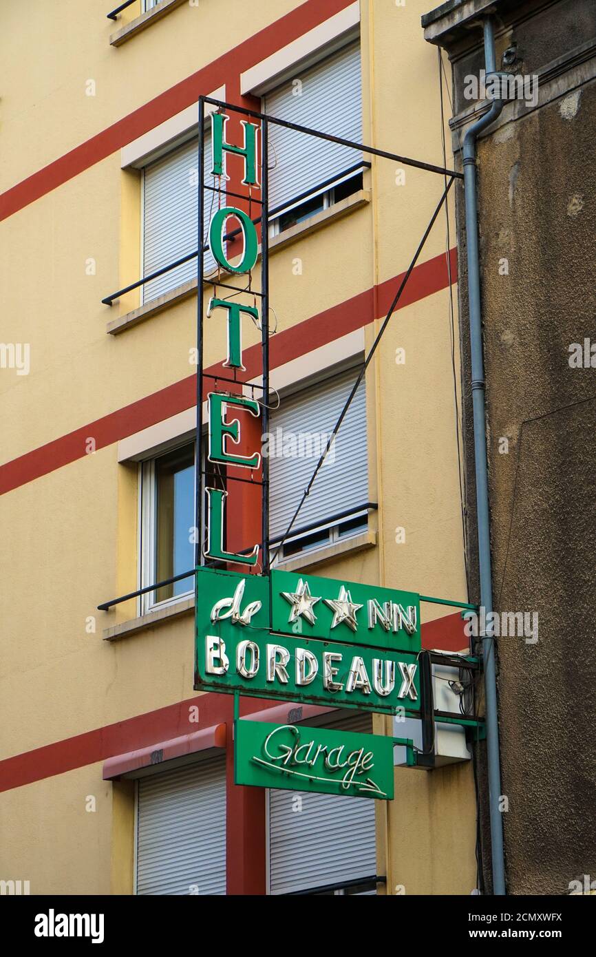 Clermont Ferrand - 08/24/2020 : Retro Hotelschild Bordeaux Tageslicht und Hotelfenster Stockfoto