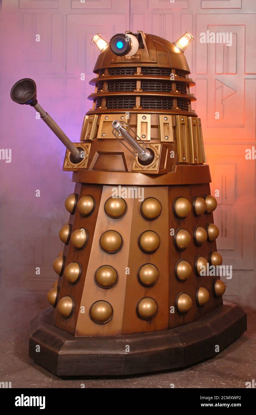Gold Dalek von Doctor Who BBCtv - wie zuerst im Jahr 2005 gesehen, mit Christopher Eccleston als der Doktor, als die Serie wieder auf Fernsehbildschirmen in Stockfoto