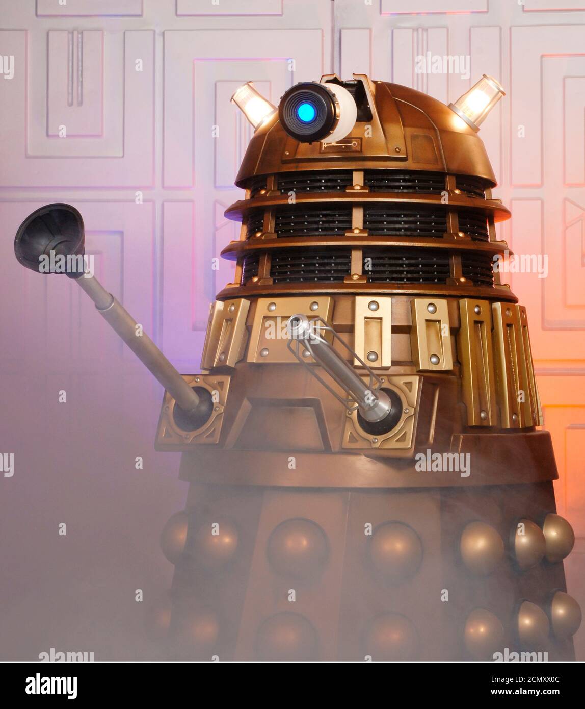 Gold Dalek von Doctor Who BBCtv - wie zuerst im Jahr 2005 gesehen, mit Christopher Eccleston als der Doktor, als die Serie wieder auf Fernsehbildschirmen in Stockfoto