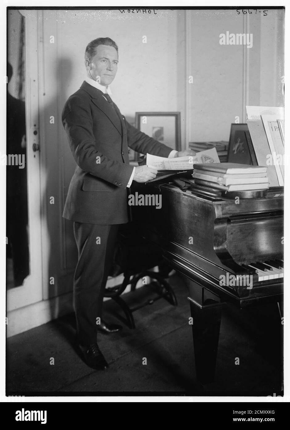 Johnson (in der Nähe des Klaviers) Stockfoto