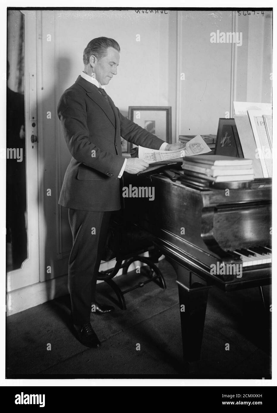 Johnson (in der Nähe des Klaviers) Stockfoto