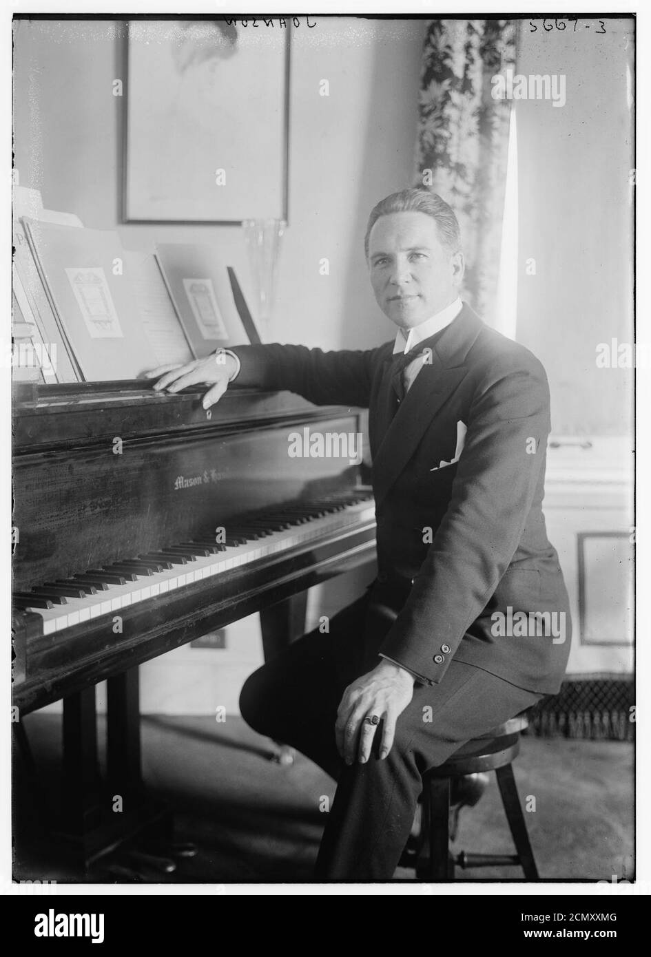 Johnson (sitzt in der Nähe von Klavier) Stockfoto