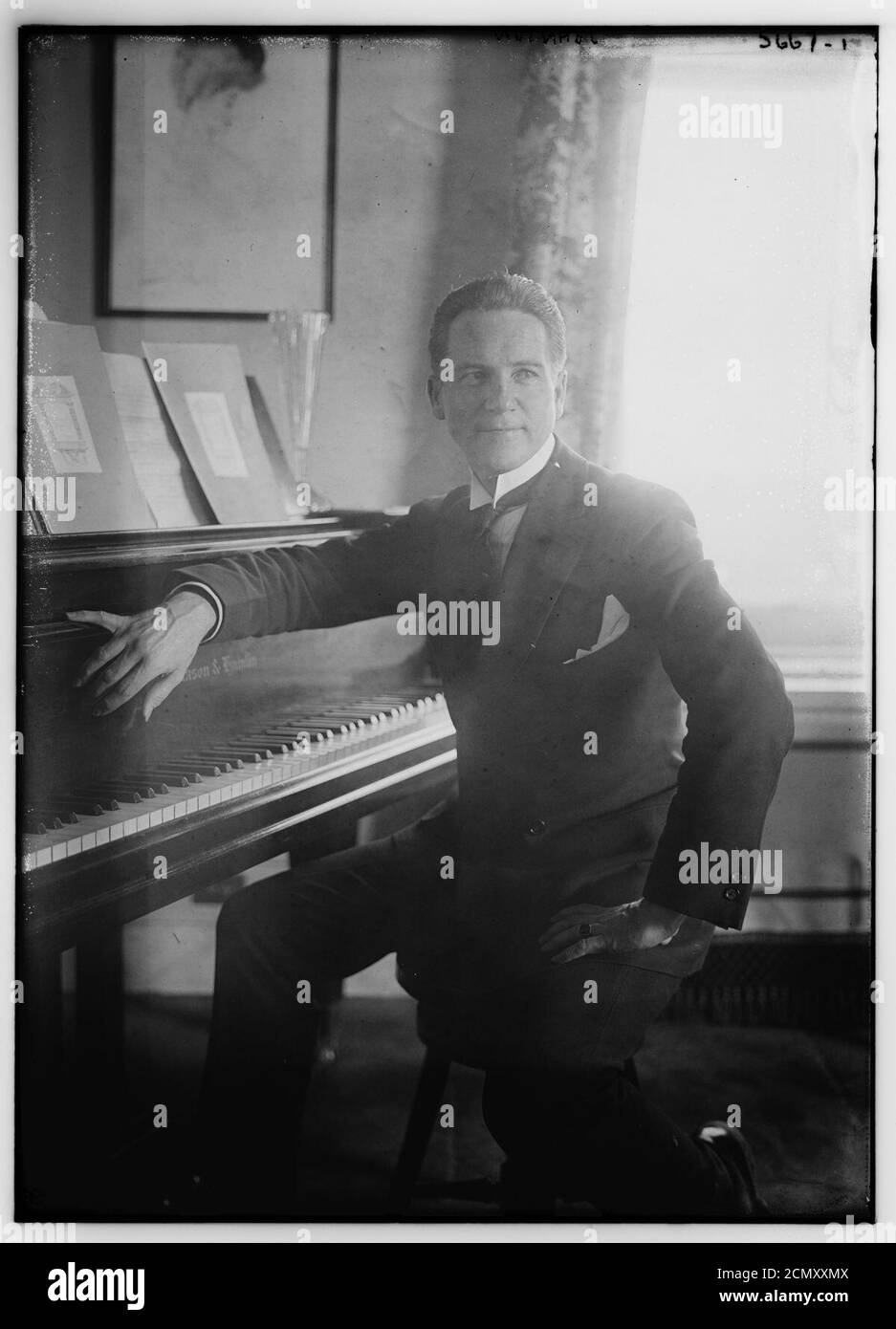 Johnson (sitzt in der Nähe von Klavier) Stockfoto