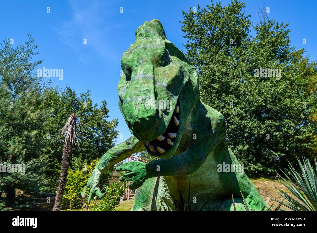 Tyrannosaurus Rex oder T-Rex Dinosaurier Modell Skulptur auf Kinder Fun Park aus der Zugansicht. Stockfoto