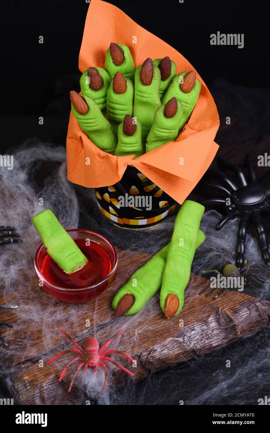 Hexen-Finger-Kekse aus Mürbeteig mit Mandel-Fingernagel. Ideal für ein Happy Hallowe Stockfoto