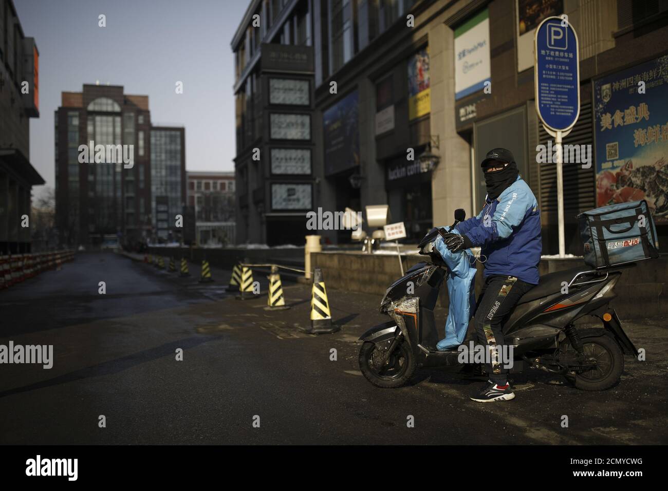 Herr Guo, der als Zustellfahrer arbeitet, posiert für ein Foto auf seinem  Motorrad, da das Land von einem Ausbruch des neuen Coronavirus in Peking,  China, am 7. Februar 2020 getroffen wird. "Die
