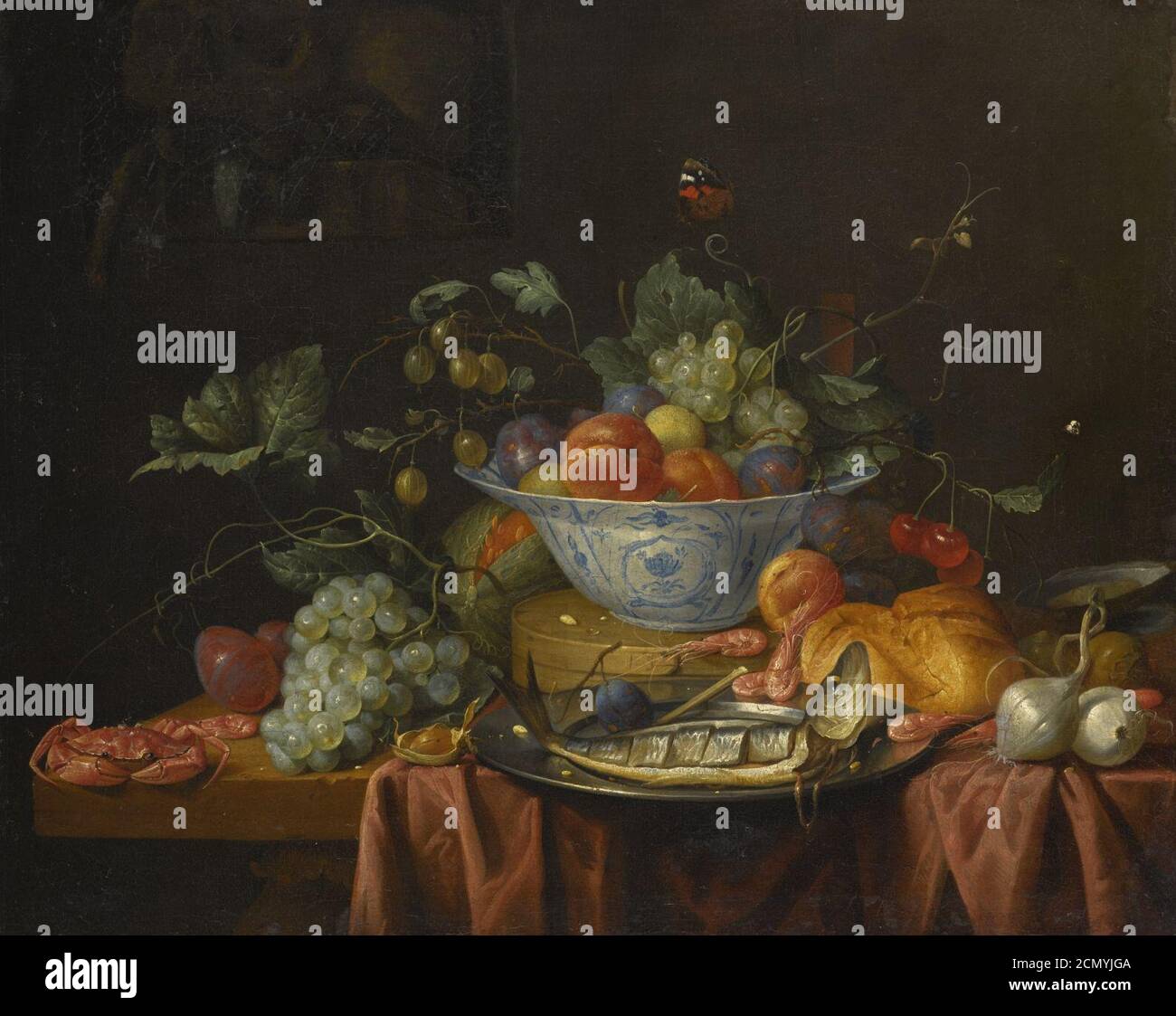 Joris van Son - Stillleben mit Früchten in einer wan-li Porzellanschale, mit einer Krabbe, Fisch und Garnelen auf einem Tisch und einer Vanitas Stillleben mit einem Schädel auf der Kante, oben links. Stockfoto