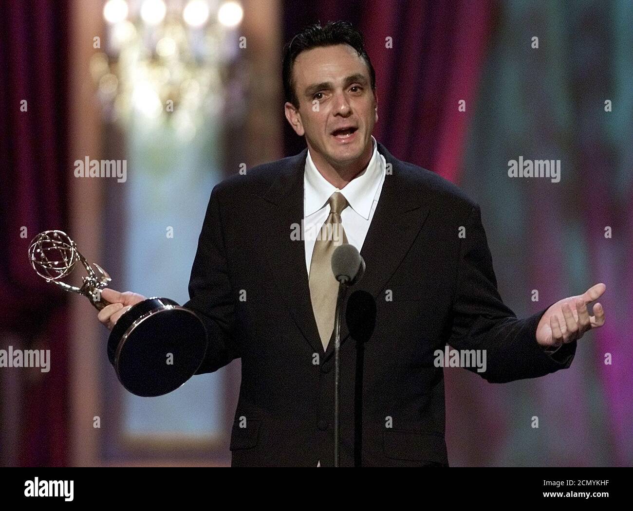 Schauspieler Hank Azaria nimmt seinen Emmy für herausragende Voiceover-Performance für die Fernsehshow "The Simpsons" während der Creative Arts Emmy Awards am 8. September 2001 in Pasadena, Kalifornien, entgegen. REUTERS/Adrees Latif REUTERS AL Stockfoto