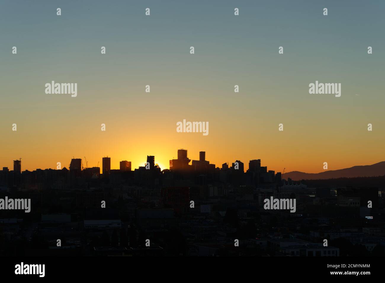 Letzter Sonnenuntergang in Vancouver in einem wolkenlosen Himmel, Vancouver City, Vancouver BC Kanada Stockfoto