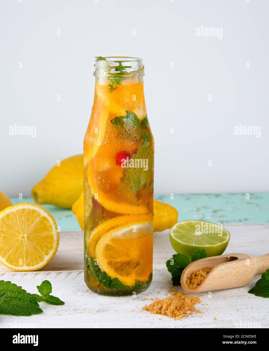 Erfrischendes Getränk Limonade mit Zitronen, Cranberry, Minzblätter, Limette in einer Glasflasche Stockfoto