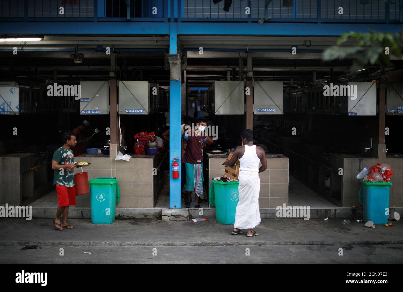 Arbeiter kochen im Arbeiterwohnheim Punggol S-11, das als Isolationseinrichtung bezeichnet wurde, nachdem es zu einer Ansammlung von Coronavirus-Fällen wurde (COVID-19), in Singapur am 6. April 2020. REUTERS/Edgar Su Stockfoto