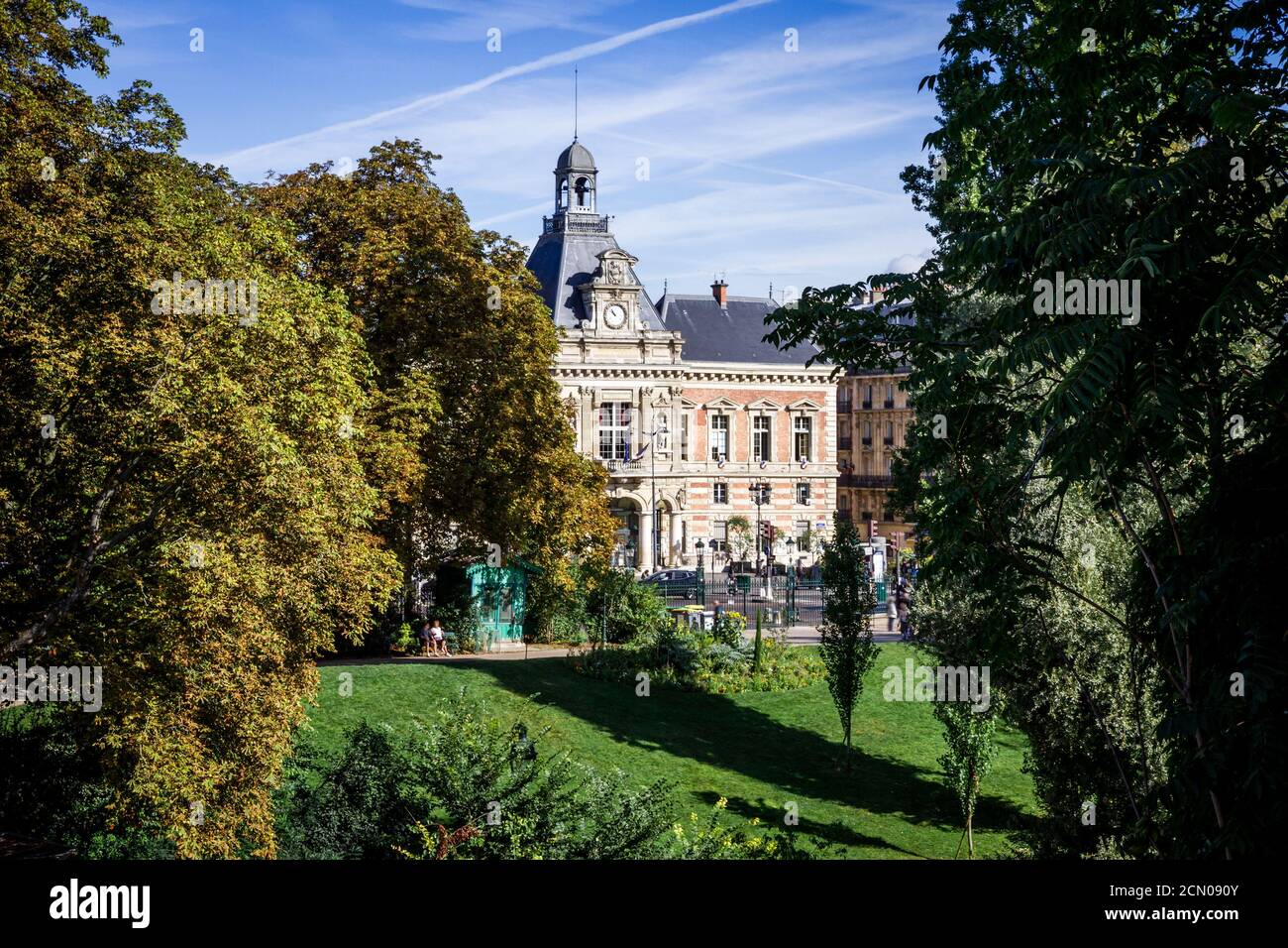 Blick auf das Rathaus des 19. Bezirks vom Buttes-Chaumont, Paris Stockfoto
