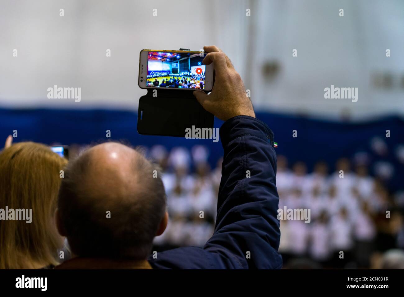 Legionowo, Polen - 25. Oktober 2019: Beginn des Schuljahres. Schüler, Eltern und Lehrer in der Turnhalle während der Schulfeier. Kinder in Form Stockfoto