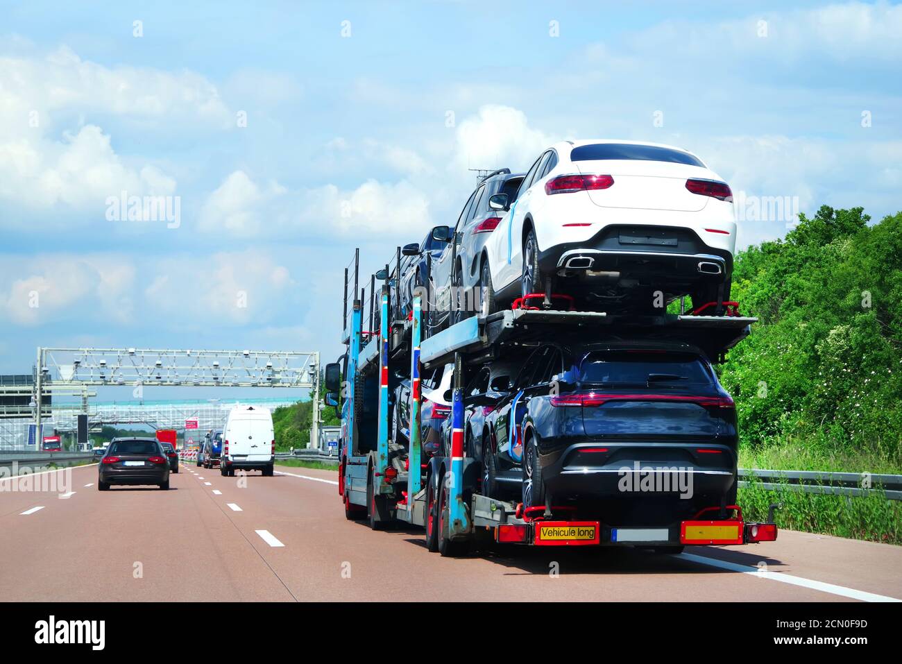 PKW-Träger LKW transportiert Autos auf einer Autobahn in Deutschland. LKW-Transporter Stockfoto