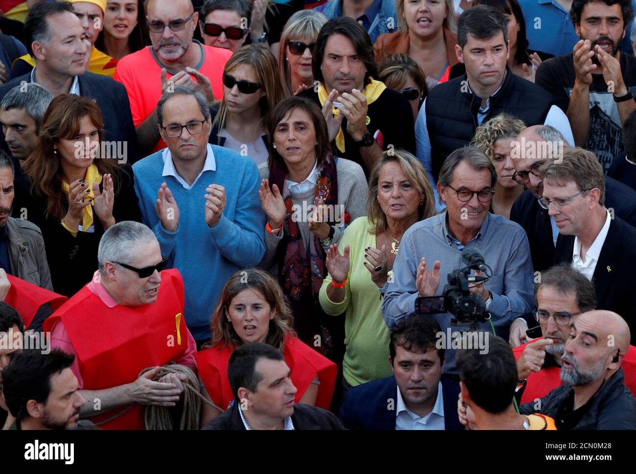 Der katalanische Regionalpräsident Quim Torra und der ehemalige katalanische Präsident Artur Mas nehmen an einem katalanischen Unabhängigkeitsprotest Teil, um die Freilassung inhaftierter Separatistenführer in Barcelona, Spanien, am 26. Oktober 2019 zu fordern. REUTERS/Albert Gea Stockfoto