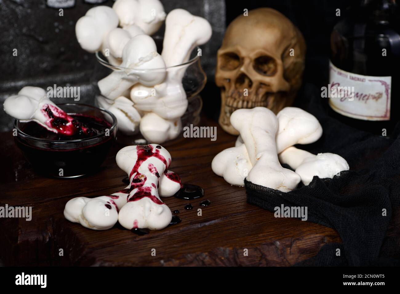 Creepy Meringue Knochen, süße Leckereien für Halloween Stockfoto