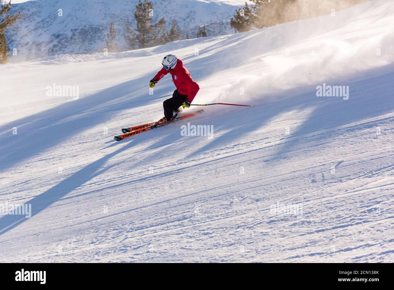 Skifahrer, die den Berg hinunterfahren Stockfoto