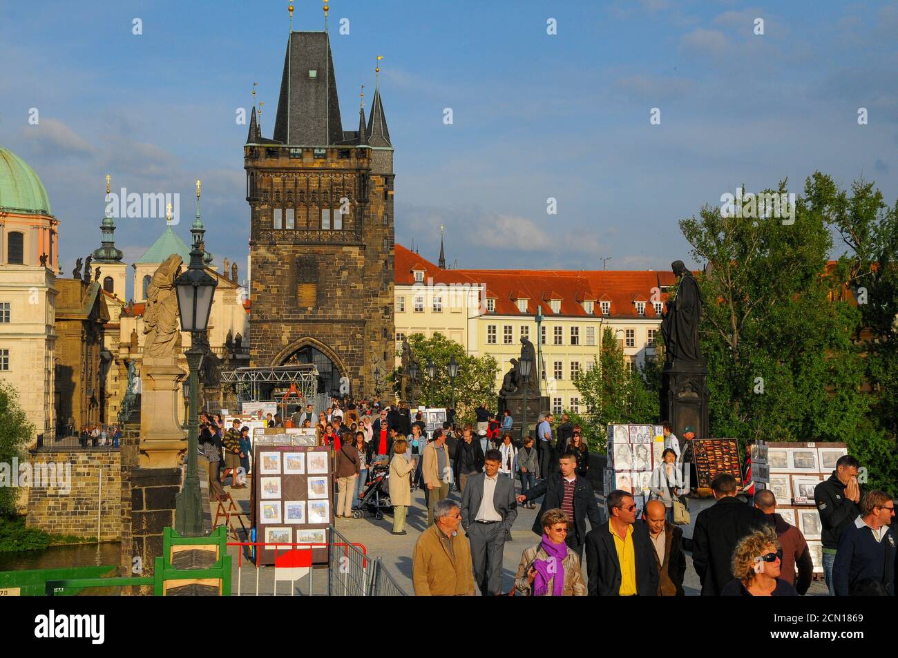 An einem sonnigen Nachmittag, Kunstmesse auf der Karlsbrücke, Prag statt Stockfoto
