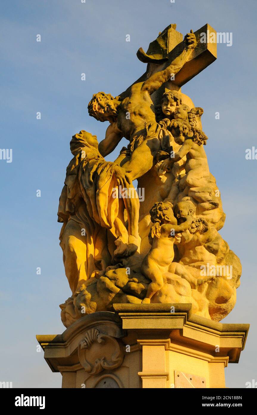 Statue der Kreuzigung auf der Karlsbrücke, Prag Stockfoto