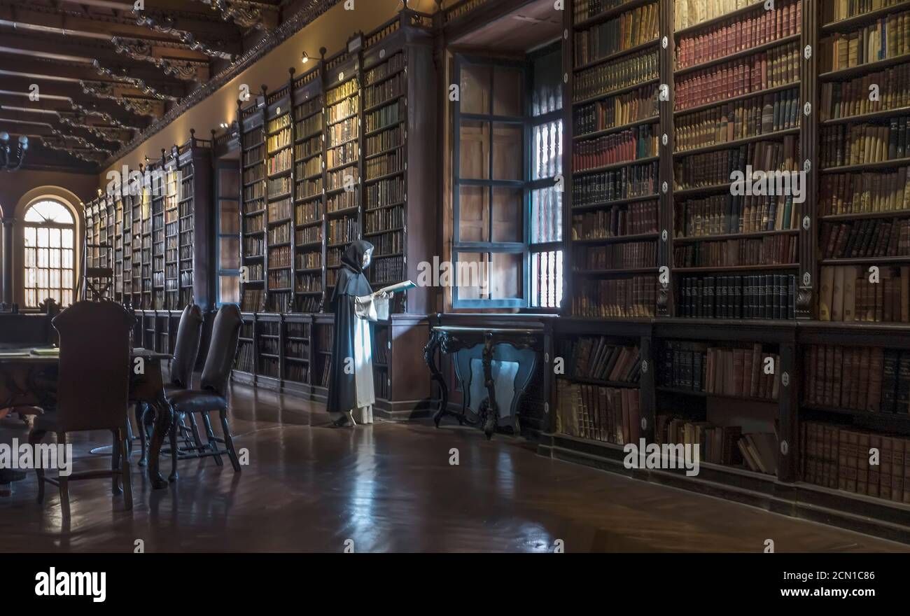 Modell eines Mönchs, der ein Manuskript in der alten Bibliothek des Klosters Santo Domingo, Lima, Peru liest Stockfoto
