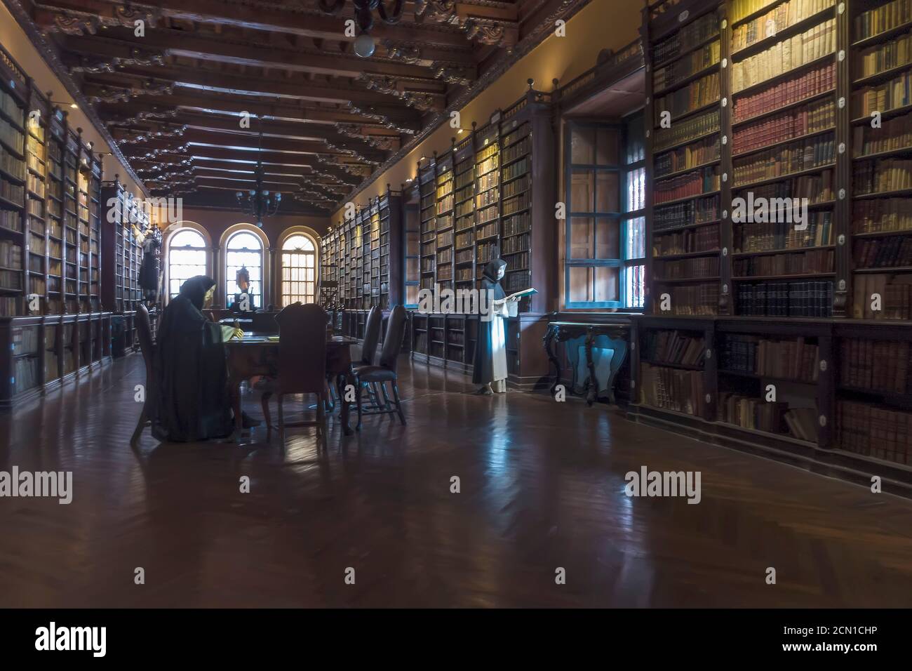 Modelle von Mönchen, die ein Manuskript in der alten Bibliothek des Klosters Santo Domingo, Lima, Peru lesen Stockfoto