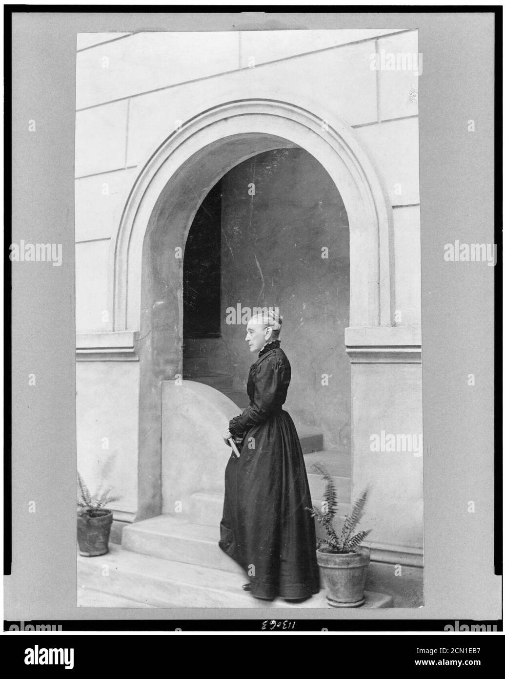 Josephine Louise Monnier Newcomb, full-length Portrait, stehend auf Schritt der Eingang zum Gebäude, nach links Stockfoto