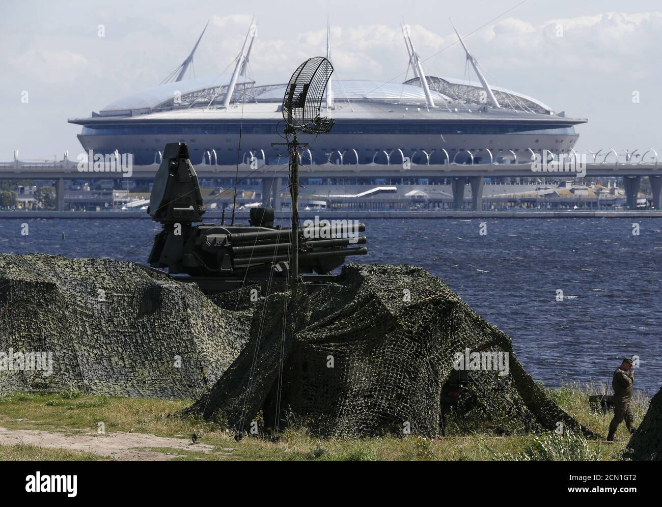 Eine Ansicht zeigt ein Pantsir-Flak-Raketenabwehrsystem, das sich in der Nähe des Sankt Petersburger Stadions befindet, um Sicherheit zu gewährleisten, in Sankt Petersburg, einer Gastgeberstadt für die Fußball-Weltmeisterschaft, Russland 27. Juni 2018. REUTERS/Anton Vaganov Stockfoto