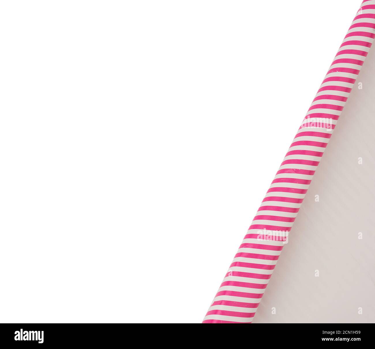 Die gekrümmte Kante eines rosa Papierblatts ist isoliert Ein weißer Hintergrund Stockfoto